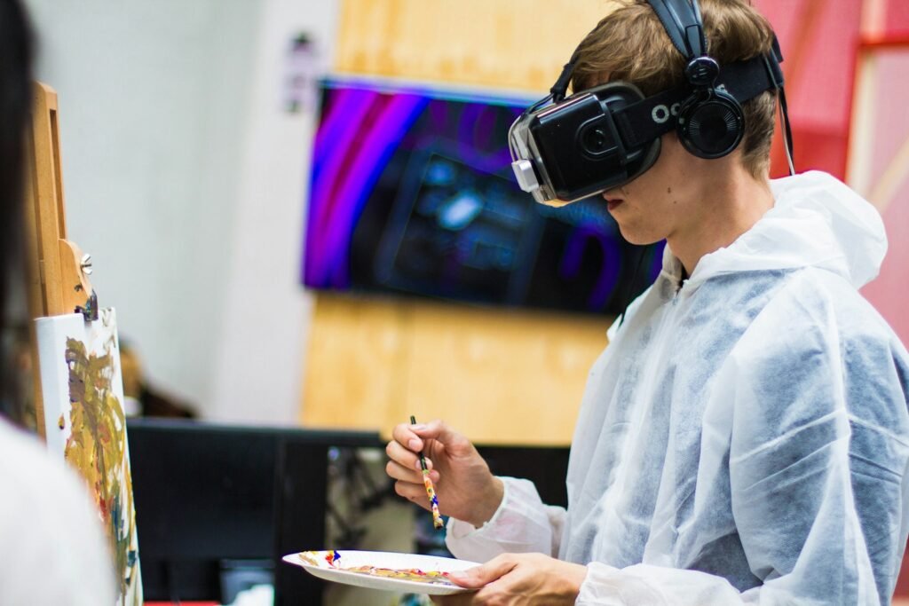 Tecnologías Emergentes para Restaurantes - man wearing black virtual reality headset while painting near brown wall