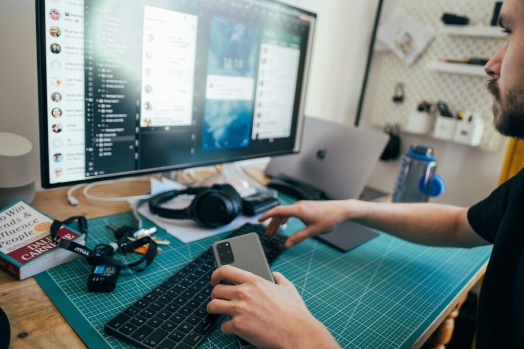 Gestión reseñas online restaurantes - person using black computer keyboard