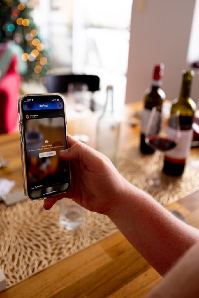 a person holding a cell phone in their hand - Marketing Digital para Restaurantes en Ciudades Turísticas