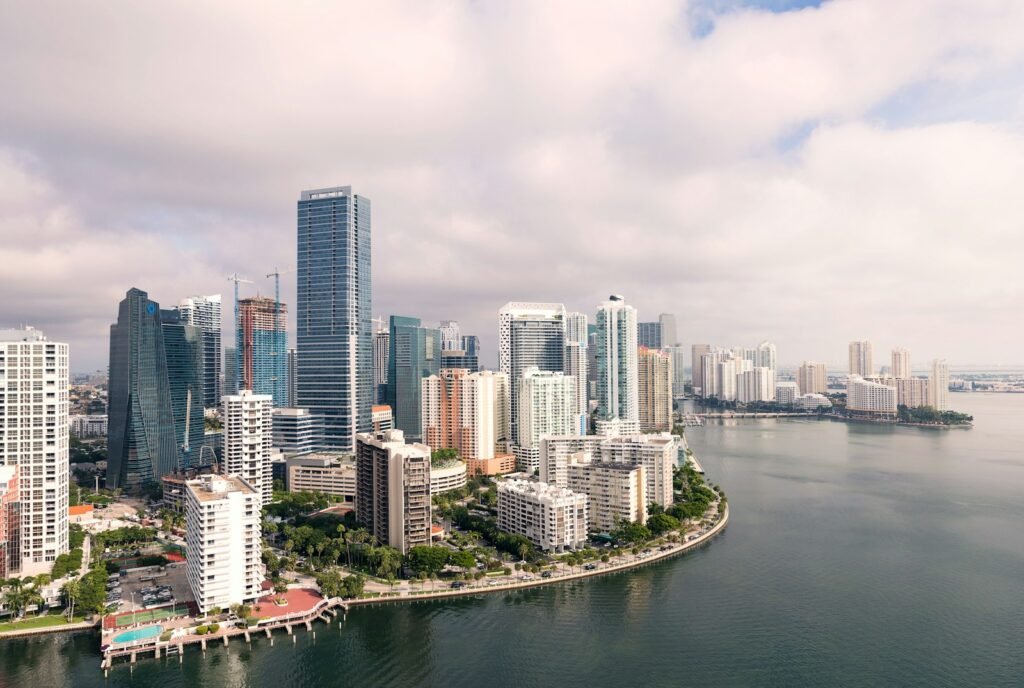 Tecnologías Emergentes para Restaurantes - aerial photography of high-rise buildings near sea