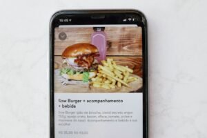 burger and fries on black and white tray - Optimización menús delivery Florida