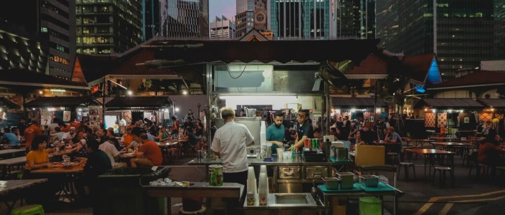 people standing in front of store during daytime - Técnicas de Upselling para Restaurantes en EE.UU.