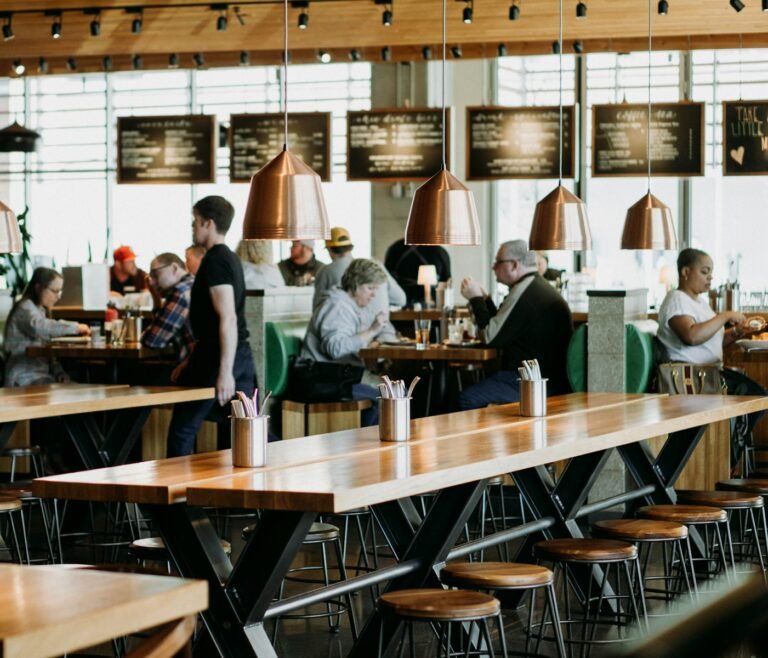 group of people eating inside cafeteria - Gestión de Personal en Cocinas Multiculturales de Miami