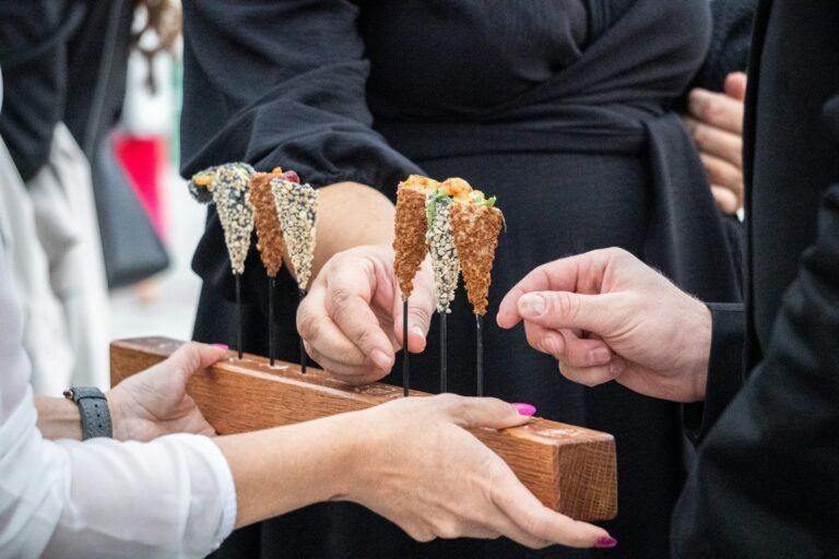 Cultura de Servicio al Cliente en Restaurantes de EE.UU. - a group of hands holding a piece of wood