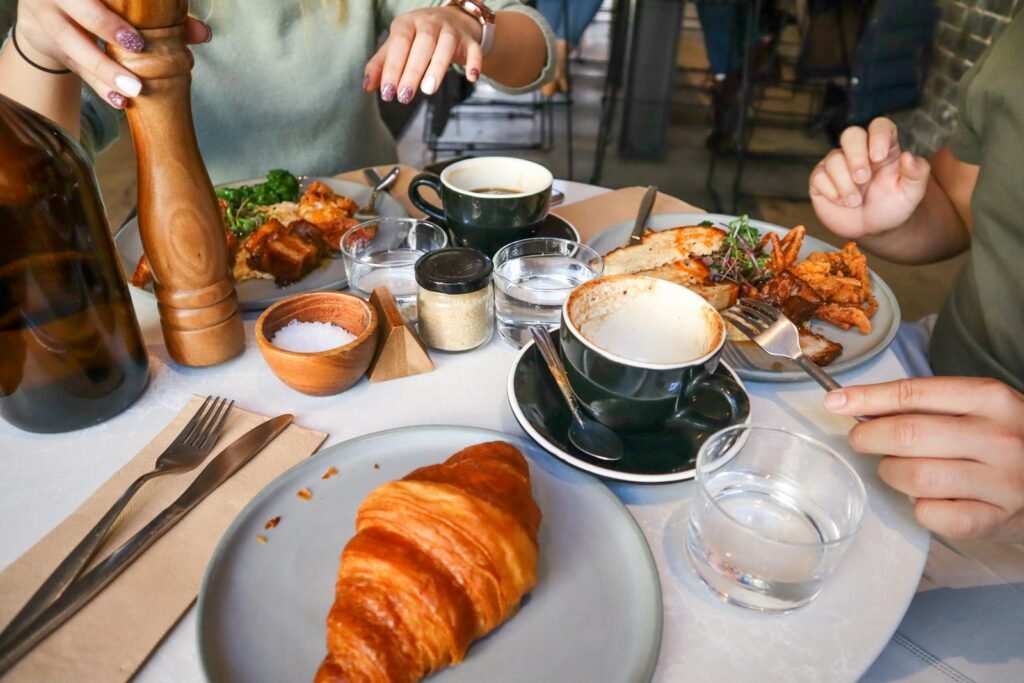 Tendencias en Brunch Miami 2025  - Casual brunch scene with croissants and coffee, ideal for food and lifestyle themes.