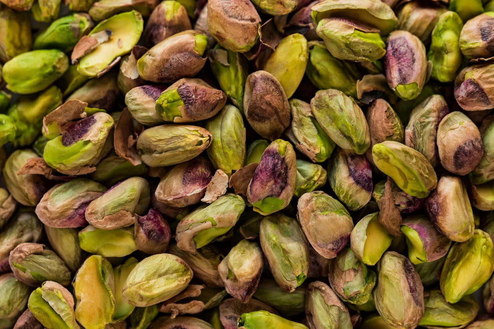 green-and-brown fruits - frutos secos