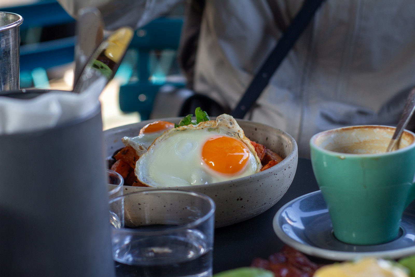 Tendencias en Brunch Miami 2025 - A table topped with plates of food and cups of coffee