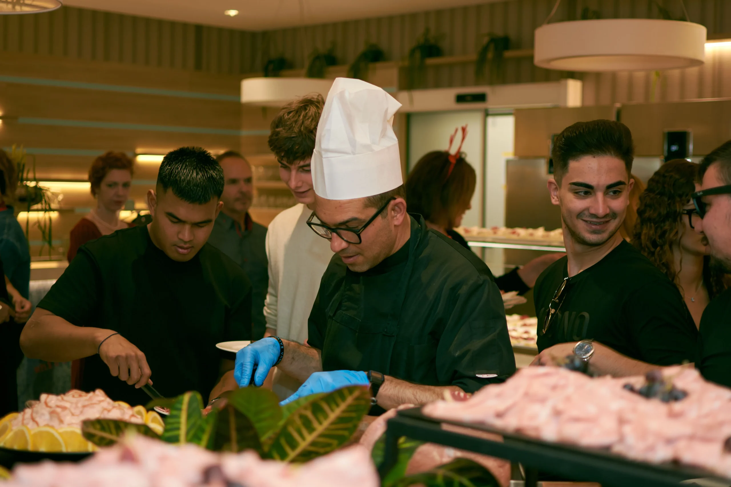 Organización Moderna en Restaurantes: Brigadas de Cocina y Equipos de Sala en 2025