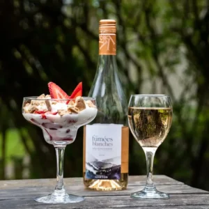 vino y postre de fresas